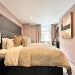 Fabulous Large Apartment In Great Location