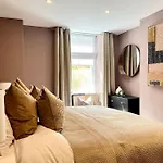 Fabulous Large Apartment In Great Location