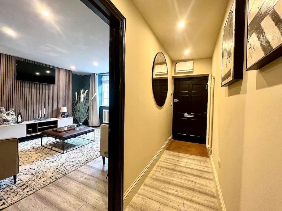 Fabulous Large In Great Location Apartment Bath