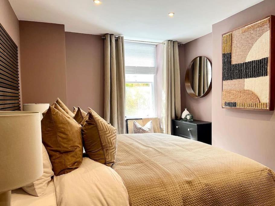 Fabulous Large In Great Location Apartment *