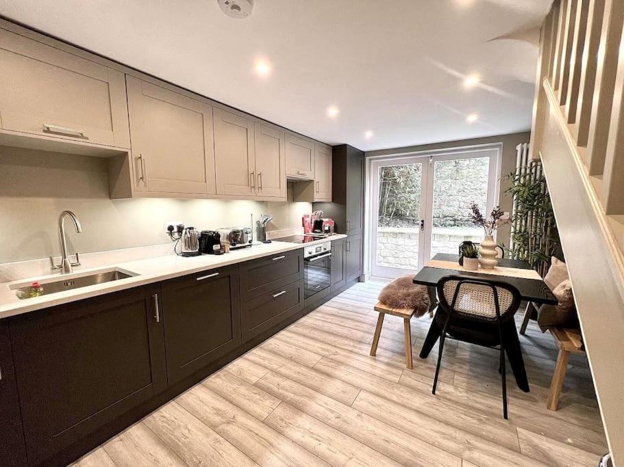 Fabulous Large In Great Location * Bath
