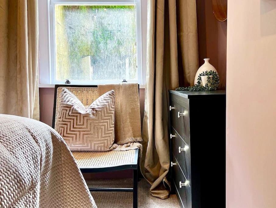 Fabulous Large In Great Location Apartment Bath