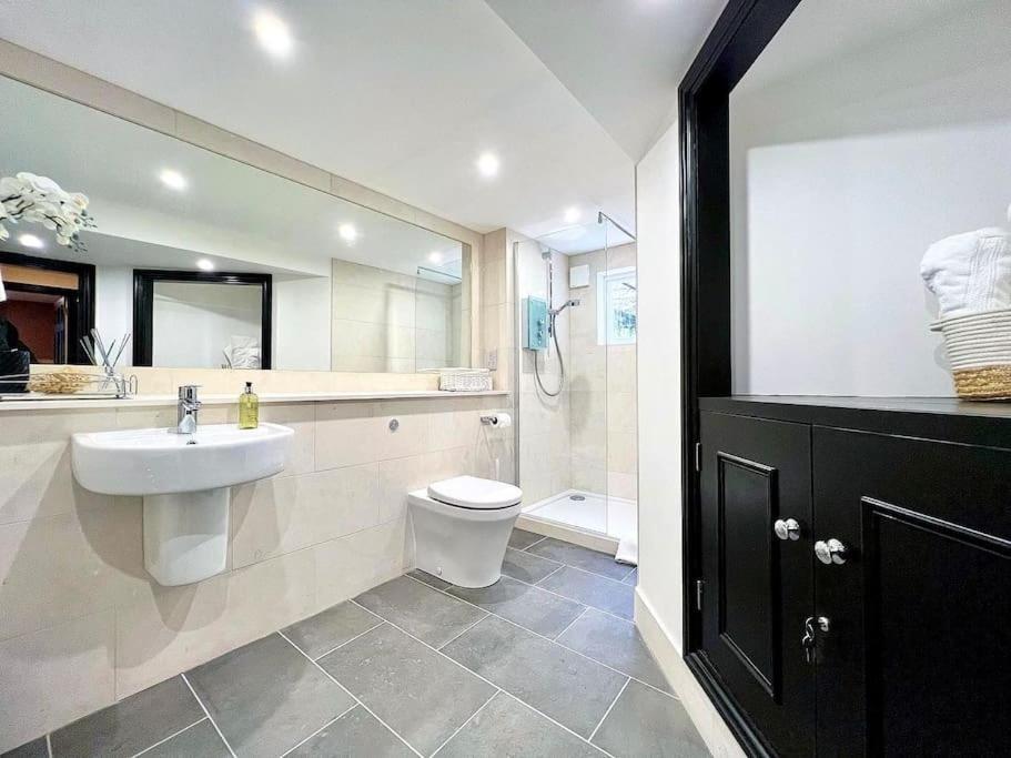 Fabulous Large In Great Location Apartment